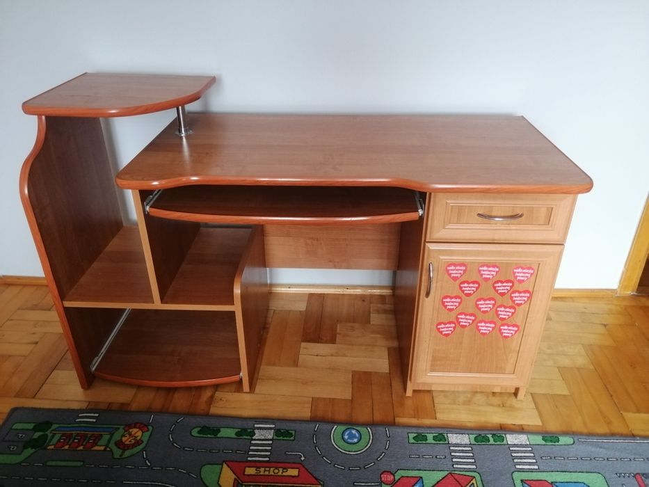 Biurko w kolorze olchy