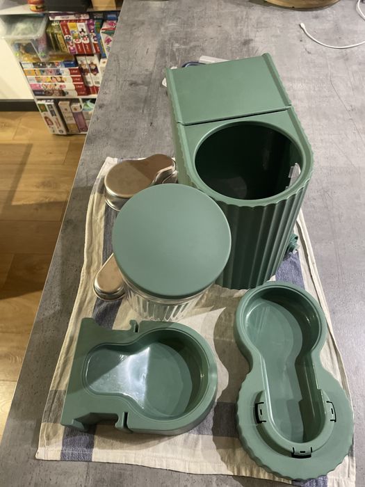 Automat do karmienia TIAKI plastik 1300 ml