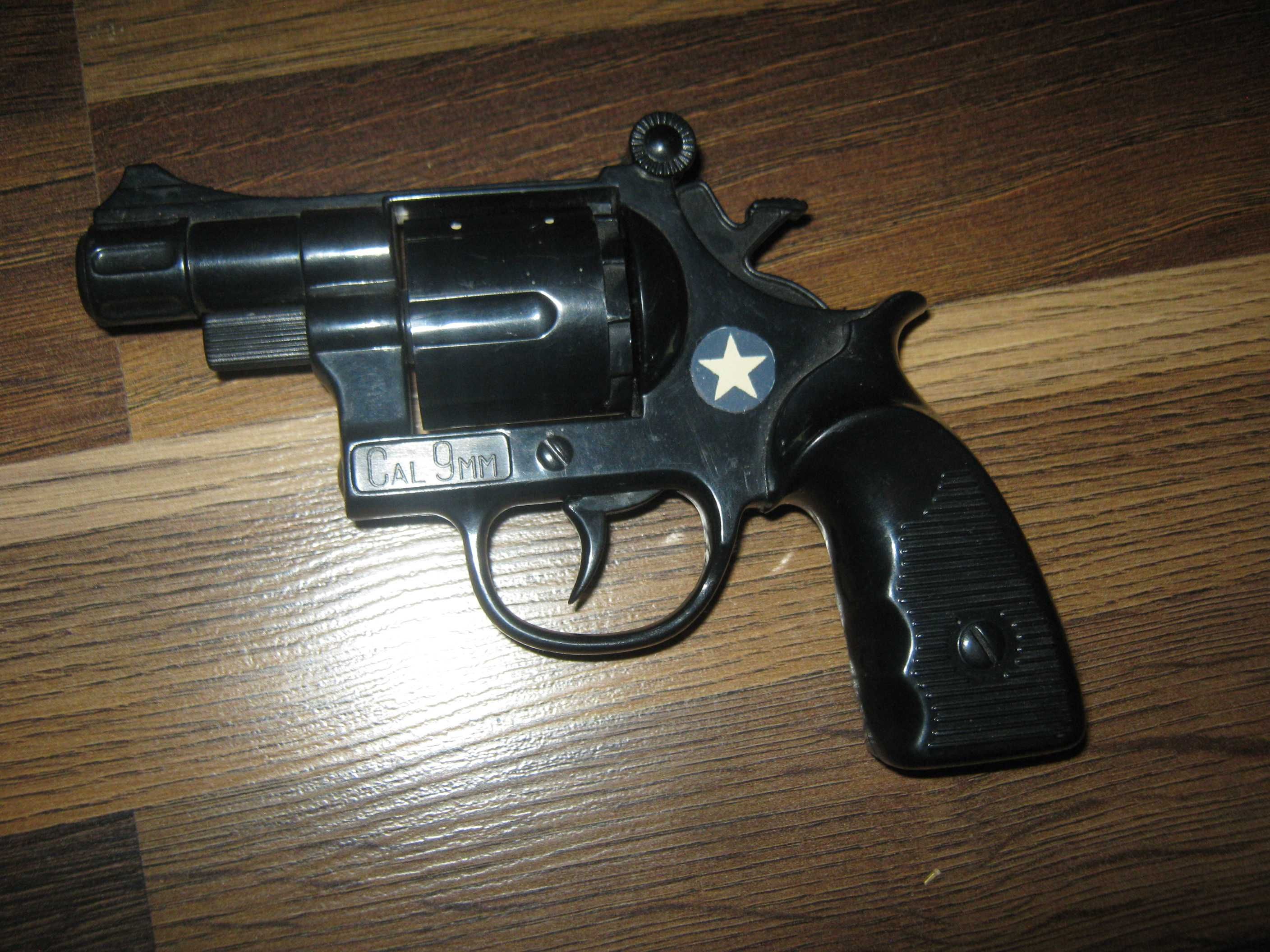 Игрушечный револьвер, произ-во СССР,пластик