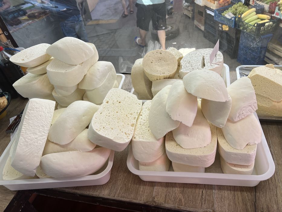 Смачні дари дому: бринза, мед, копченості, сало»