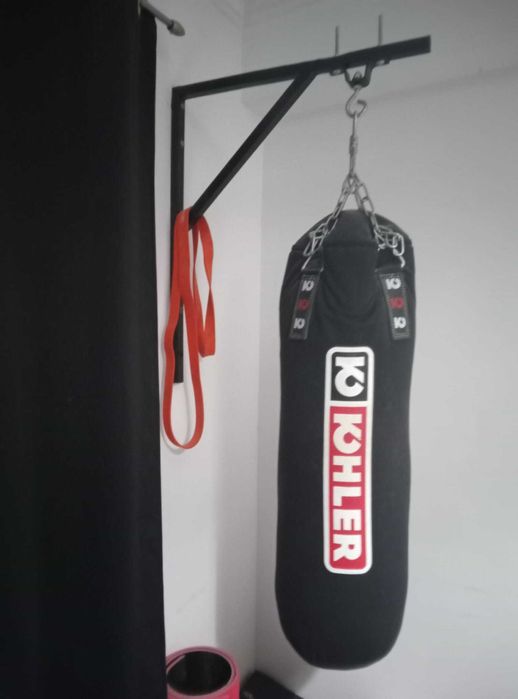 Saco de boxe com suporte.