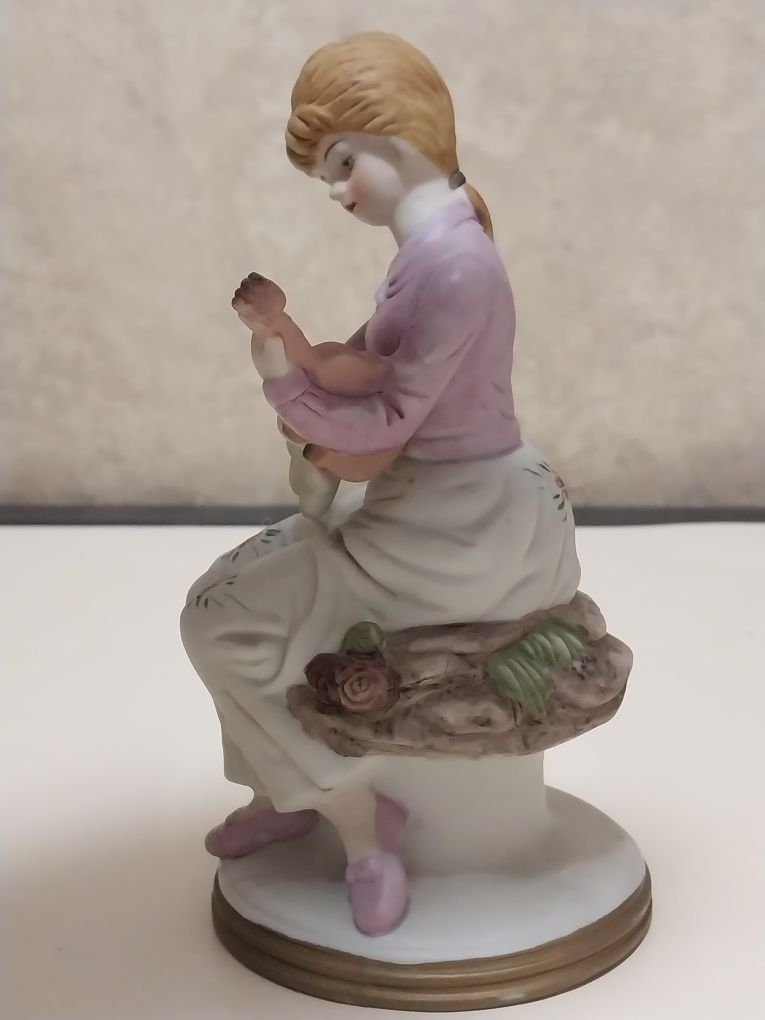 Порцелянова статуетка "Дівчина та скрипка"