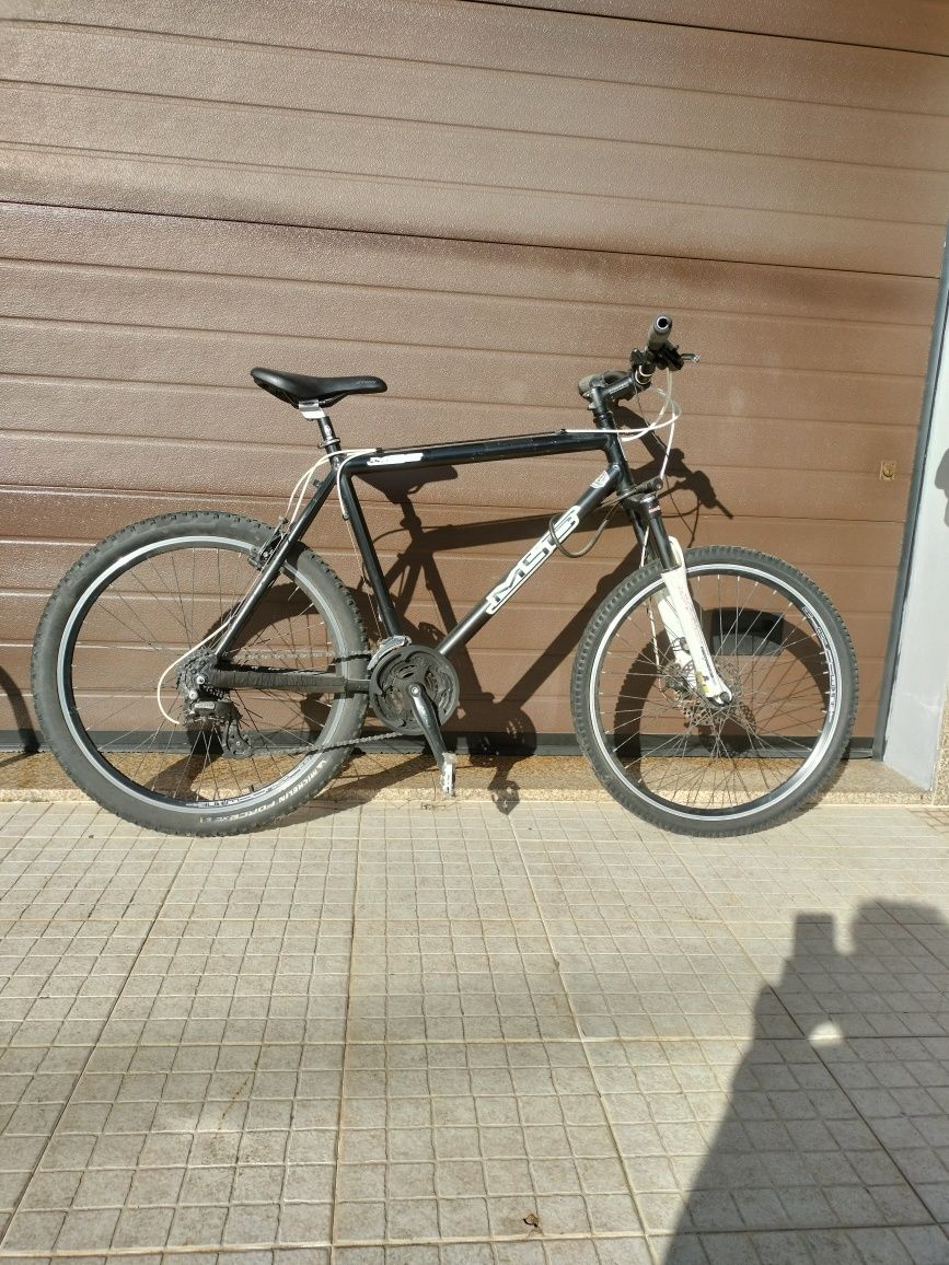 Vendo bicicleta usada, vendo por falta de  espaço