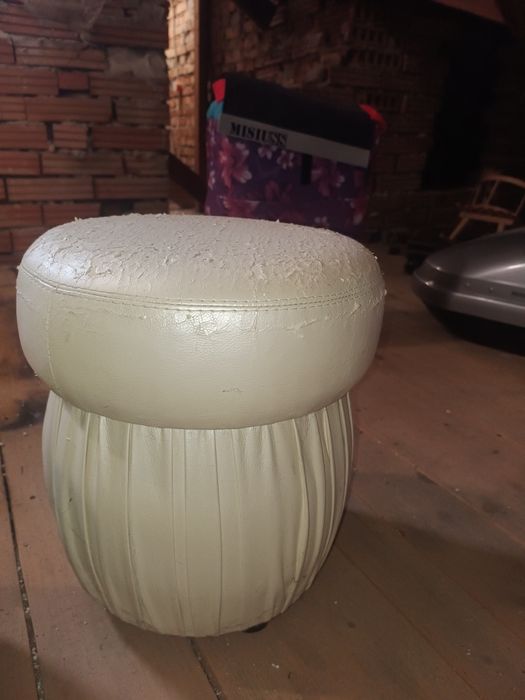 Пуфи з дермантину