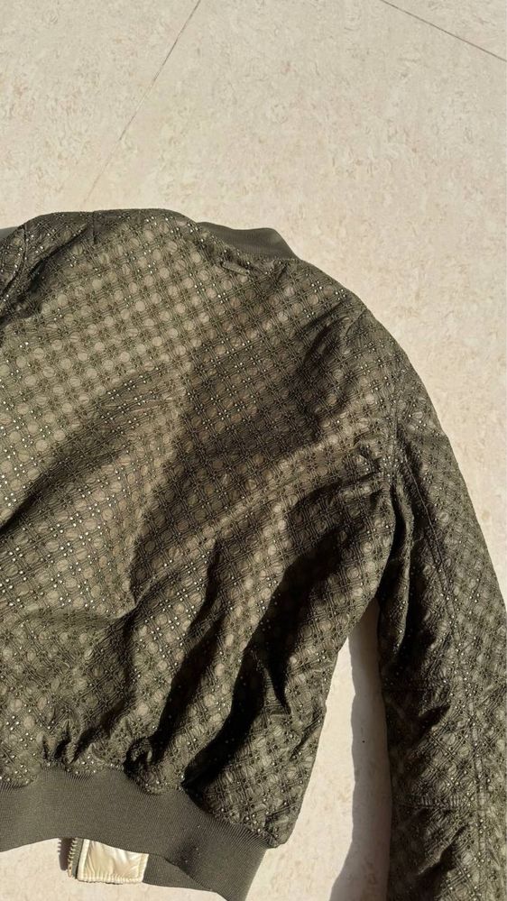 Бомбер Guess.