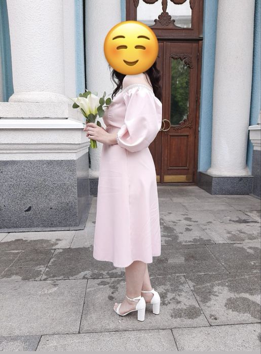 Легка пудрова сукня із корсетною шнуровкою