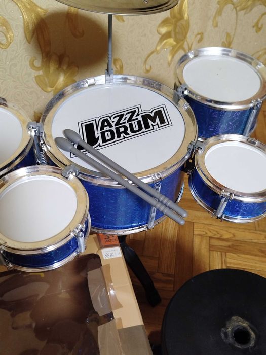 Барабанная установка детская.