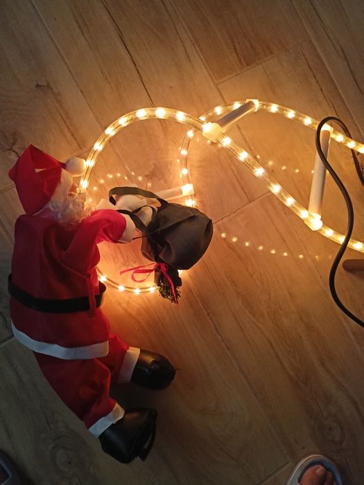 Mikołaj na drabinie na prąd