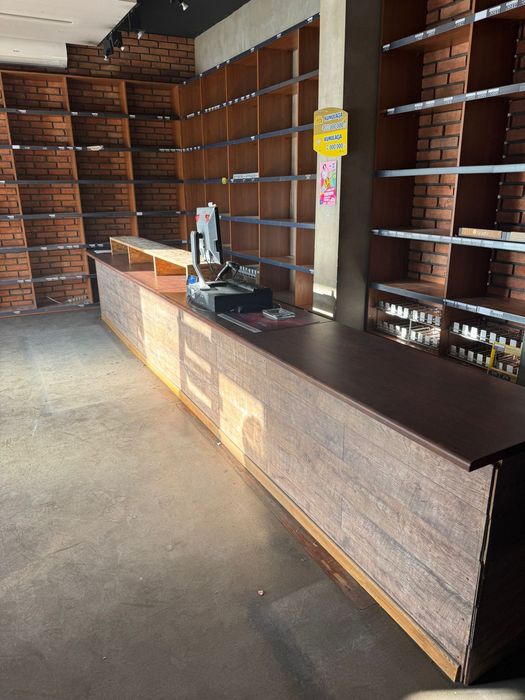 Lada sklepowa. Solidna Piękna