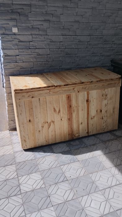 Kosz na śmieci segregaowane.