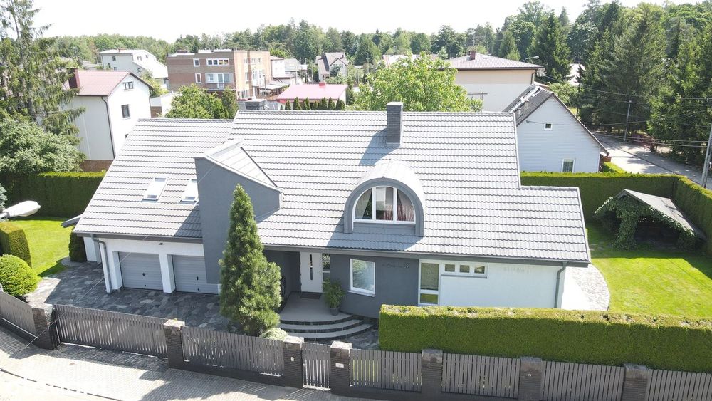 Dom wolnostojący z trzema garażami Jaroszówka BEZPOŚREDNIO