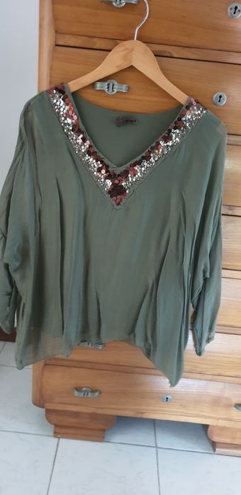 Blusa verde seco com pormenor  no decote
