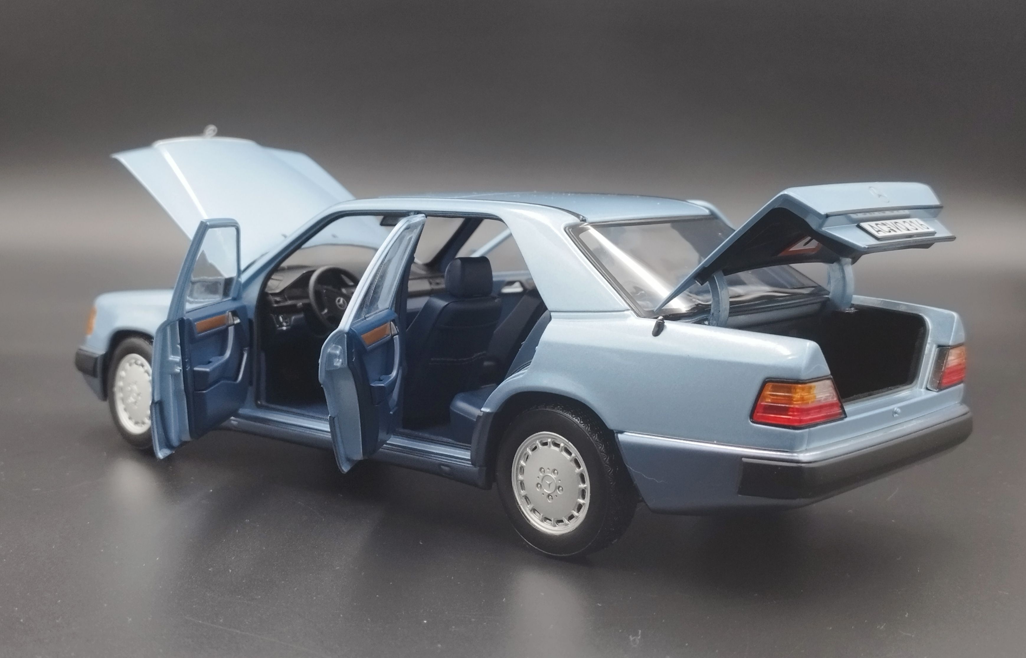 1:18 Norev 1990 Mercedes 230 E W124 Light Blue Metallic