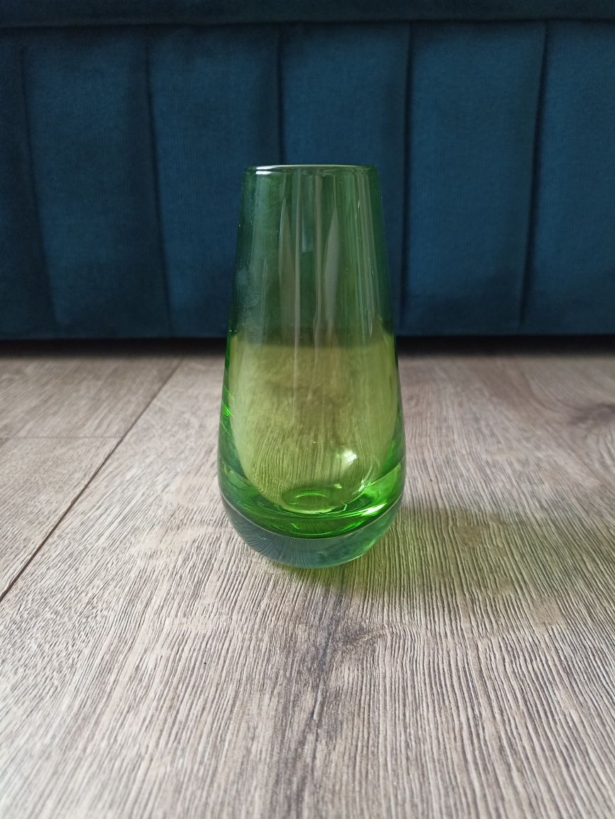 Ozdobny wazon z zielonego szkła