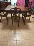Mobília de sala de jantar completa.