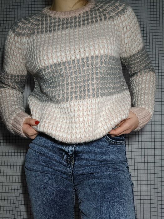 В'язаний светр трьох кольорів