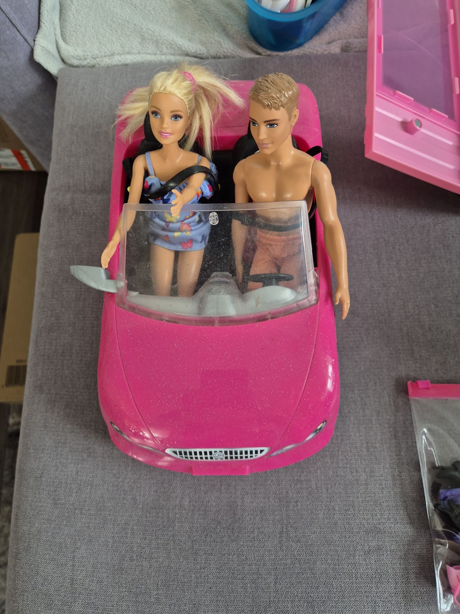 Barbie i Ken w samochodzie