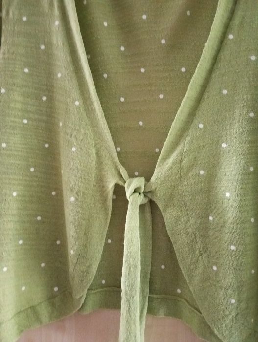 Sweterek damski bez zapięcia.