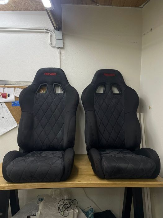 Bancos  de carro em alcantara costuras em vermelho