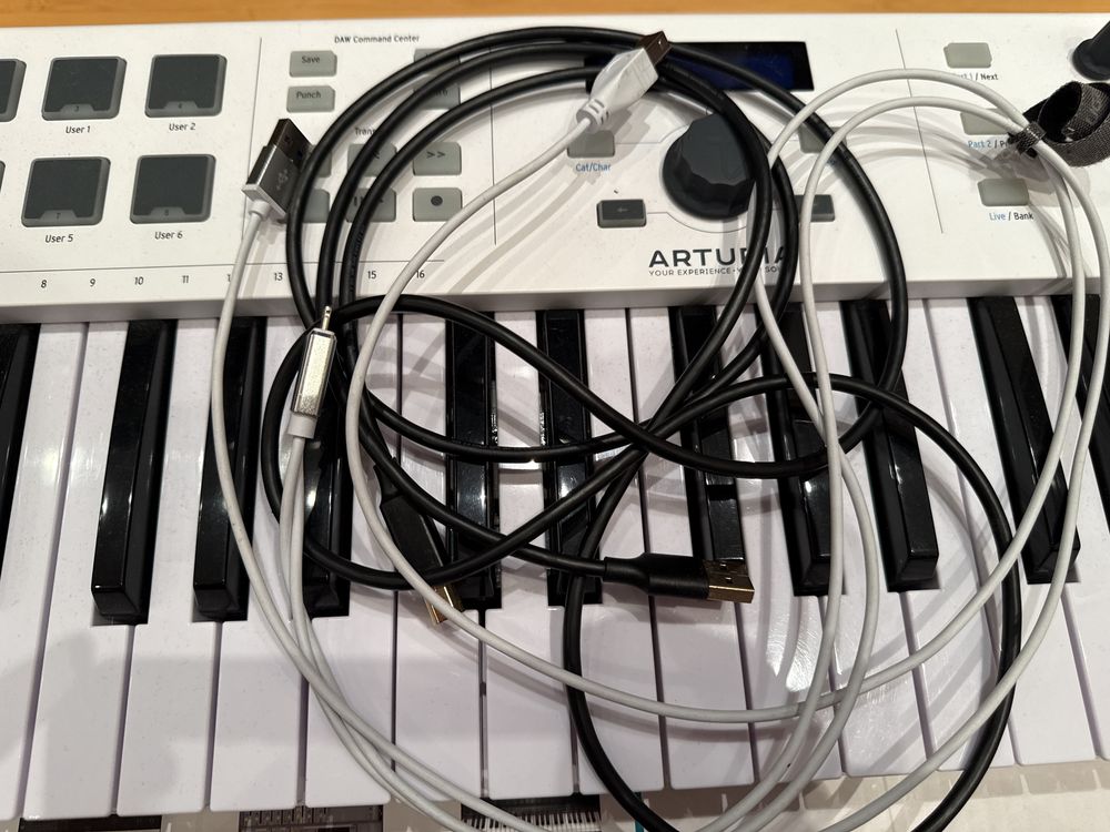 Midi клавіатура Arturia keylab essential 61 піаніно