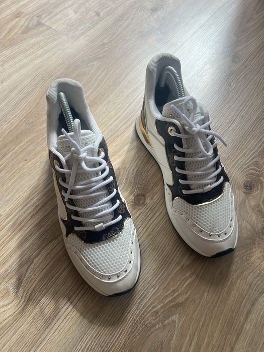 Жіночі оригінальні кроссівки Guess 39-40 розмір