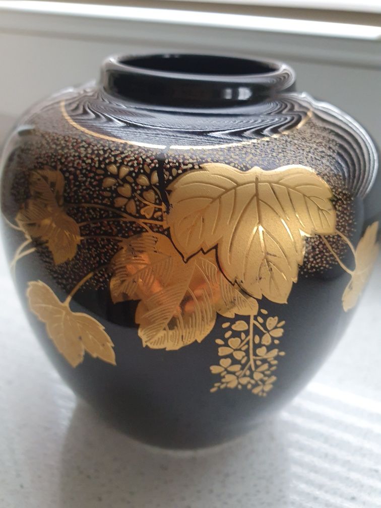 Czarno złoty wazon