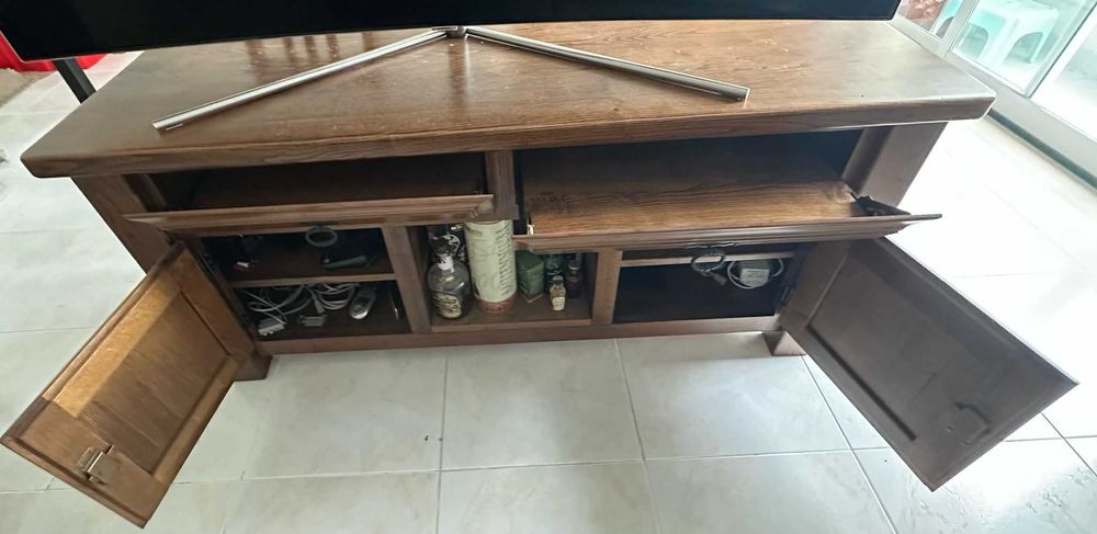 Móvel de TV em madeira de Castanho maciça.