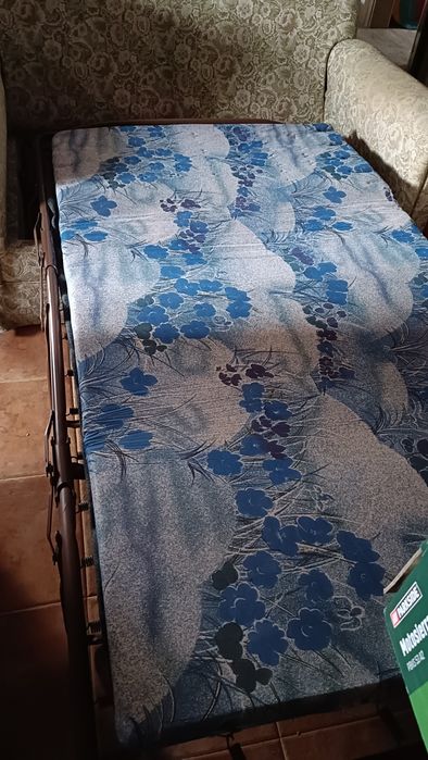 Sofá cama  de dois lugares.