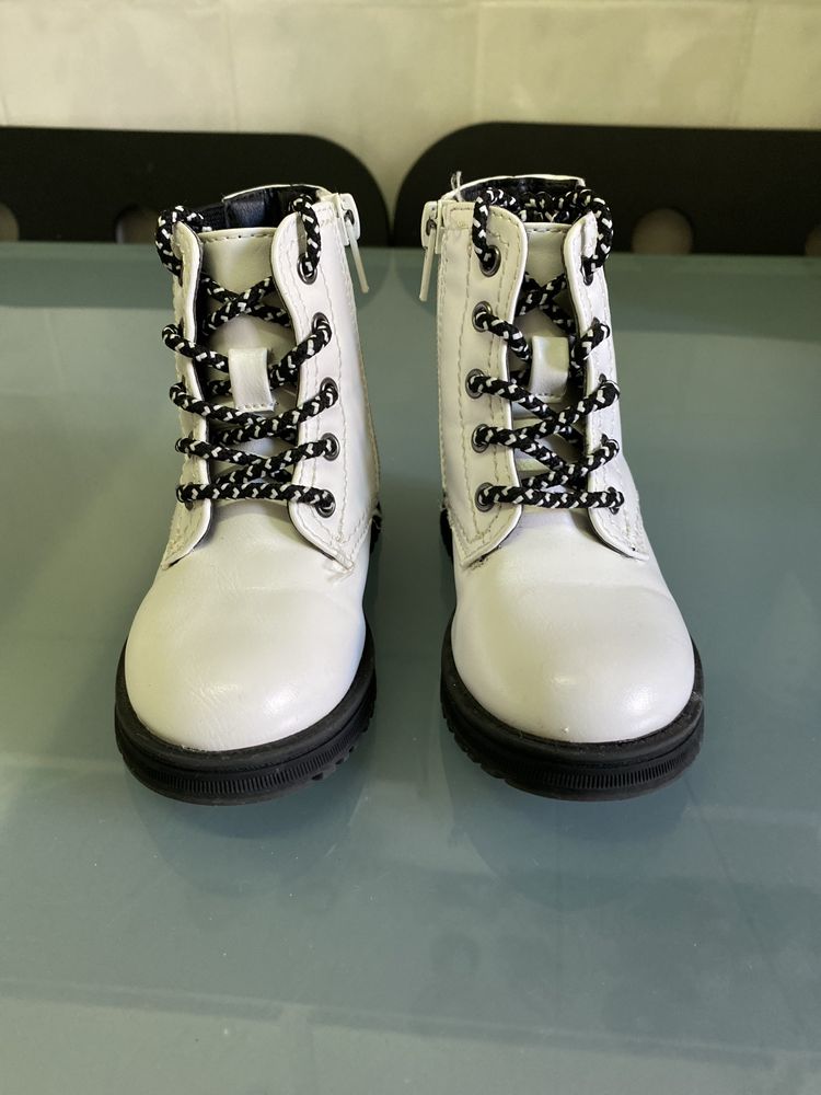Bota menina estilo militar