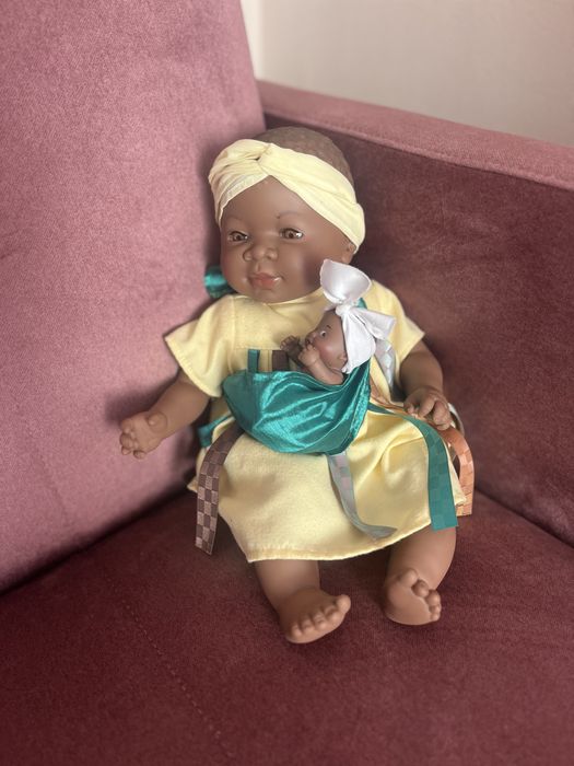 Ciemnoskóra lalka NINES D'ONIL pachnąca wanilią piękna