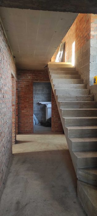 Продаж будинку з гаражем