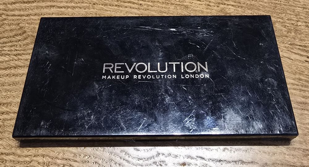 Revolution paleta 12 cieni Iconic Smokey