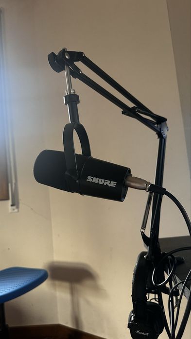Microfone de podcast shure mbk7