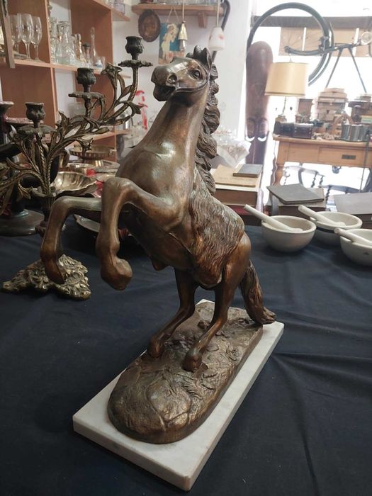 Duża Masywna Figura Konia na Marmurze