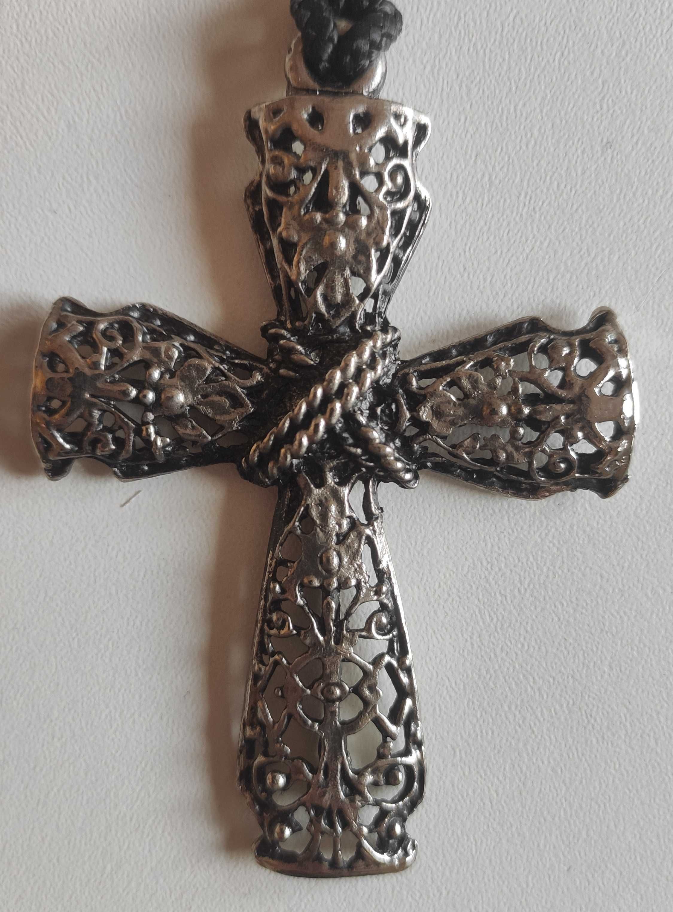Metalowy krzyż zdobiony