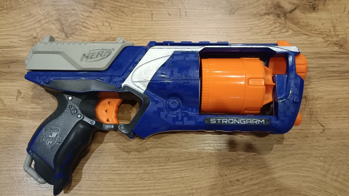 Pistolet.     NERF