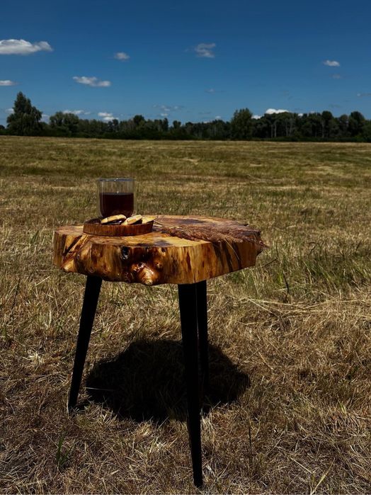 Столик кавовий (приліжковий) зі слебу з епоксидною смолою