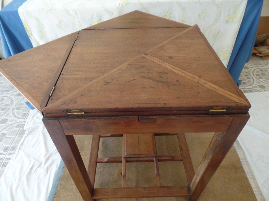 Interessante mesa antiga
