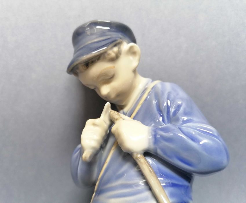 Chłopiec z kijkiem, figurka Royal Copenhagen, proj.Ch. Thomsen