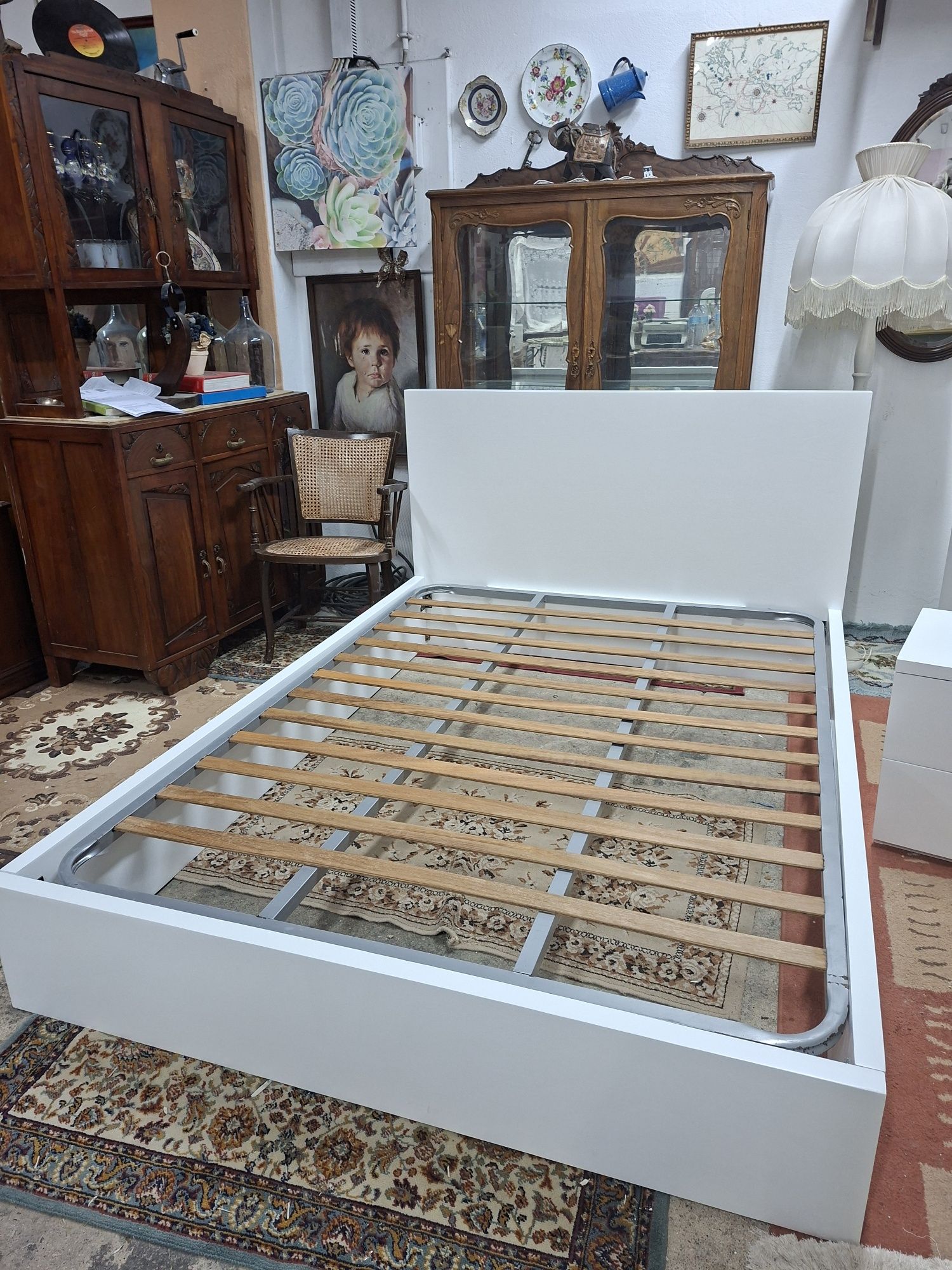 Quarto casal - cama+mesinhas+comoda+estrado