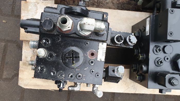 wozidło bell b 25 B30 b35d b40d rozdzielacz hydrauliczny