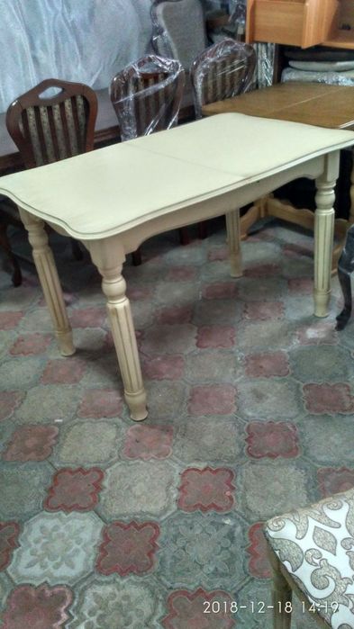 Стіл до вітальні дубовий розкладний.