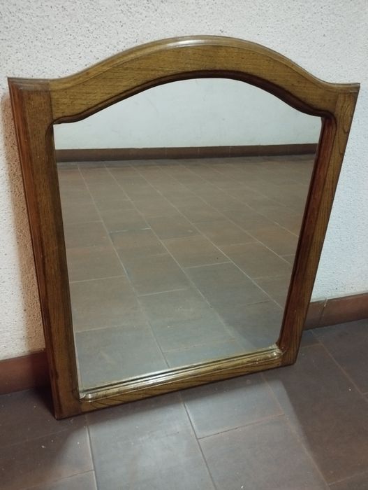Espelho com moldura em madeira maciça
