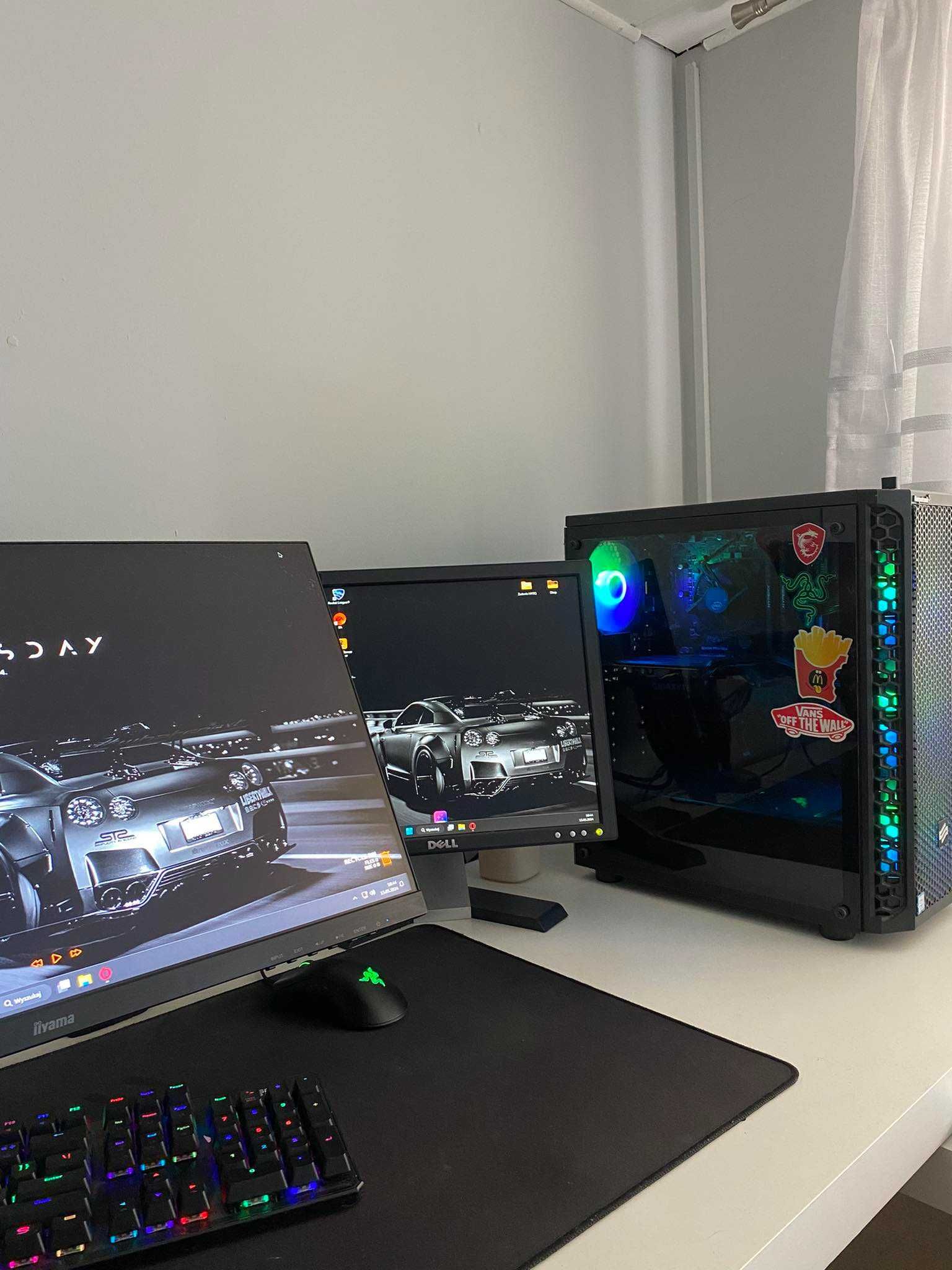 Komputrer gamingowy z monitorem i resztą sprzętu