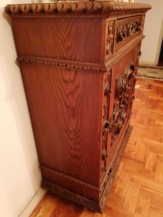 Móvel Aparador, Madeira Maciça e Trabalhada, Estilo Renascença