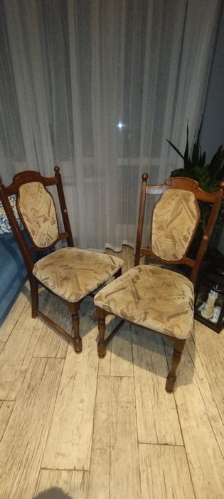 Sześć drewnianych krzeseł mebli Swarzędzkich