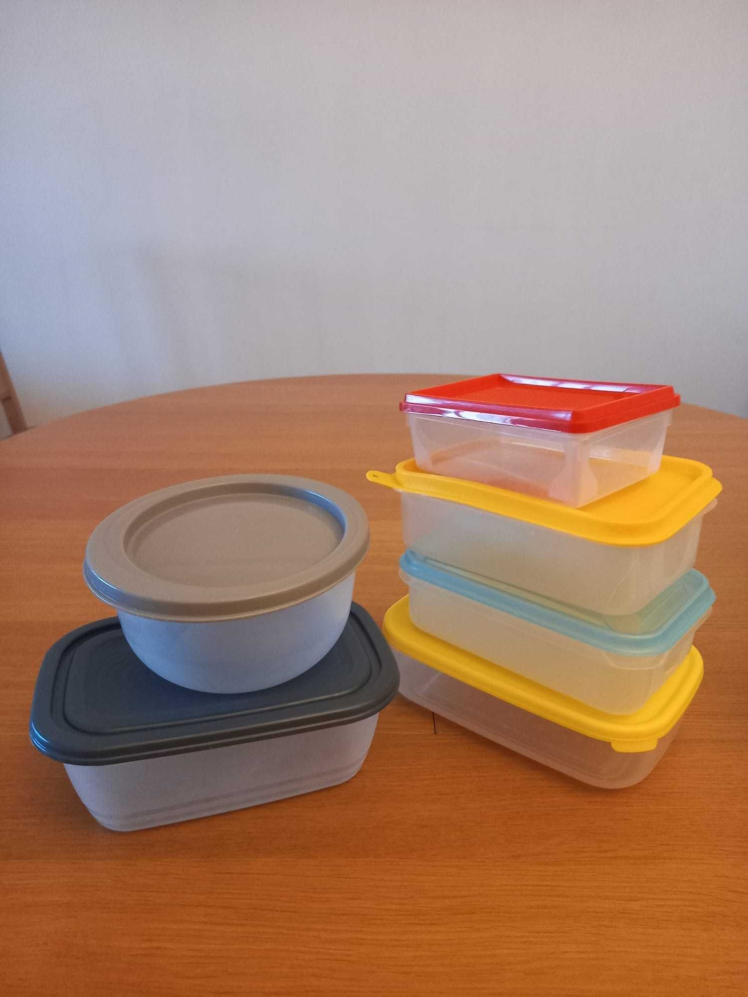 Tupperwares de diversas cores/tamanhos