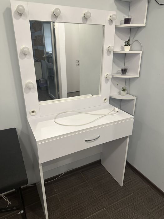 Візажний гримерний стіл