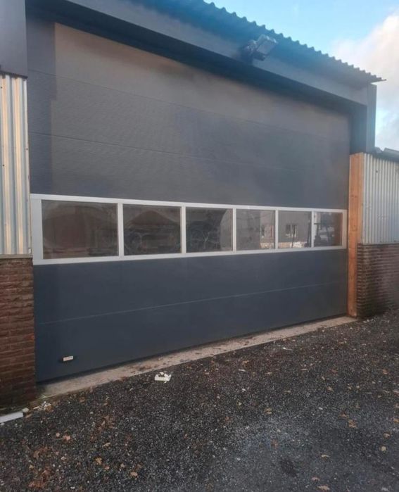 Dwie bramy przemyslowe, segmentowe 5m x 3,8m i 5,5m 3,8m elekt.