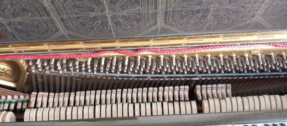 Piano de parede HSINGHAI, Bom estado.